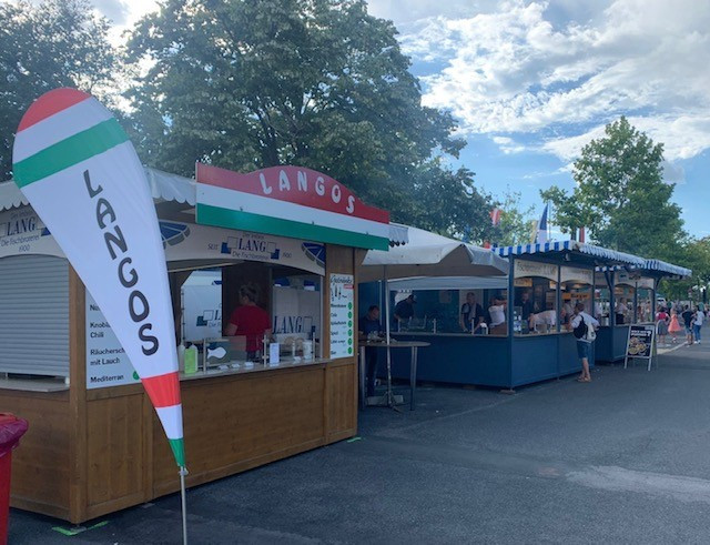 Langos- und Fischbraterei-Stände auf dem Volksfest bei Sonnenschein